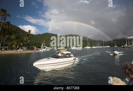 Ein Regenbogen erscheint über ein Wildschwein, das Segeln in Marigot Bay, St. Lucia, Windward-Inseln, Karibik in den West Indies festgemacht. Stockfoto