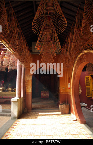 Spulen von Weihrauch hängt von der Decke eines buddhistischen Tempels in Vietnam Stockfoto