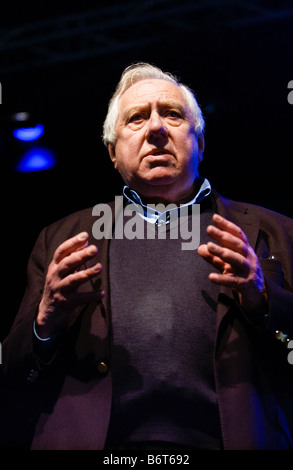 Britischen Labour-Partei Politiker Roy Hattersley sprechen auf der Bühne bei The Guardian Hay Festival 2008 Hay on Wye Powys Wales UK EU Stockfoto