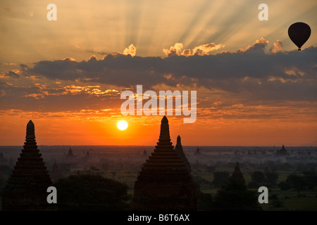 Silhouette des buddhistischen Pagoden bei Sonnenaufgang mit Heißluftballon Plain von Bagan Myanmar Stockfoto