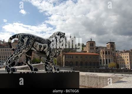 Die Statue des Löwen, die symbolisiert die Stadt von Lyon auf Bonaparte Brücke auf der Saône in Lyon, Frankreich Stockfoto
