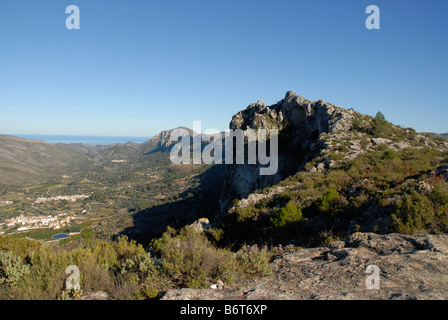 Vall de Gallinera, Pfad & maurischen Wachturm in Felswand, Sierra De La Forada, Comunidad Valenciana, Provinz Alicante, Spanien Stockfoto