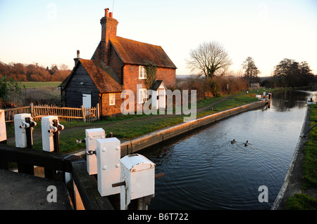 Triggs Sperre für den Fluss Wey Navigation in Surrey in der Abenddämmerung im Dezember. Stockfoto