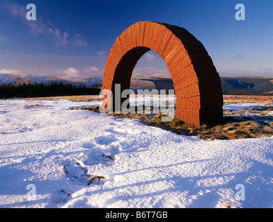 Schreitende Bögen in Landschaft Enviromental Künstlers Andy Goldsworthy einen Bogen Skulptur auf Colt Hill Glenhead Schottland UK Stockfoto