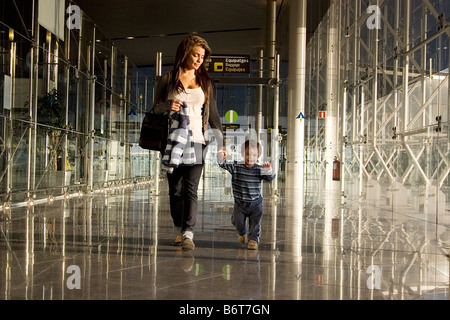 junge Mutter mit Kleinkind an europäischen Flughafen ankommen Stockfoto