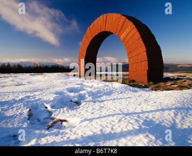 Schreitende Bögen in Landschaft Enviromental Künstlers Andy Goldsworthy einen Bogen Skulptur auf Colt Hill Glenhead Schottland UK Stockfoto