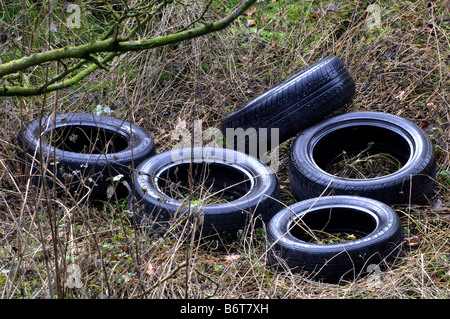 Alte Reifen fliegen kippte auf der A45 Straße Birmingham England UK Stockfoto