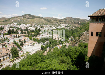 Blick auf El Albaicín, alte maurische Viertel der Stadt Granada, von der Alhambra. Stockfoto