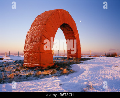 Schreitende Bögen in Landschaft Enviromental Künstlers Andy Goldsworthy einen Bogen Skulptur auf Colt Hill Glenhead Schottland UK Stockfoto