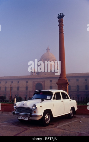 Ein Staat-Fahrzeug (Hersteller: Hindustan Motors, Typ: Botschafter) vor dem nördlichen Sekretariat Gebäude, Neu-Delhi Stockfoto