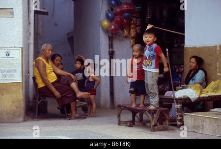 Straßenszene aus der tibetanischen Kolonie (neue Aruna Kolonie (in der Nähe von Majnu ka Tila)) in Delhi, Indien Stockfoto