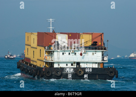 Chinesische Feeder Containerschiff im Hafen von Hong Kong Stockfoto
