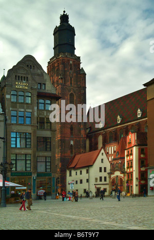 Sehr buntes Bild des Platzes Wroclaw in Polen zeigt die gotischen Turm und Jugendstil-Gebäude Stockfoto