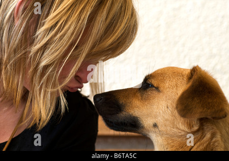 Frau und Hund gemeinsam einen Moment Stockfoto