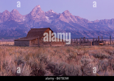 Grand Teton oberhalb einer Ranch entlang Mormone Zeile vor Sonnenaufgang in Grand Teton Nationalpark, Wyoming Stockfoto