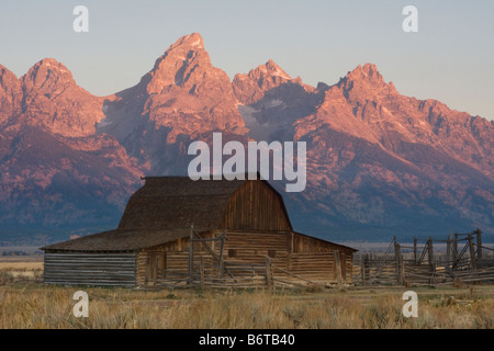 Frühen Licht auf Grand Teton oberhalb einer Ranch entlang Mormone Zeile in Grand Teton Nationalpark, Wyoming Stockfoto