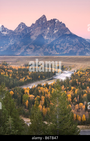 Grand Teton oben Herbstfarben entlang des Snake River von der Snake River Overlook in Grand Teton Nationalpark Wyoming betrachtet Stockfoto