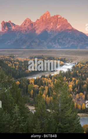 Frühen Licht auf Grand Teton betrachtet aus der Snake River Overlook im Grand-Teton-Nationalpark, Wyoming Stockfoto