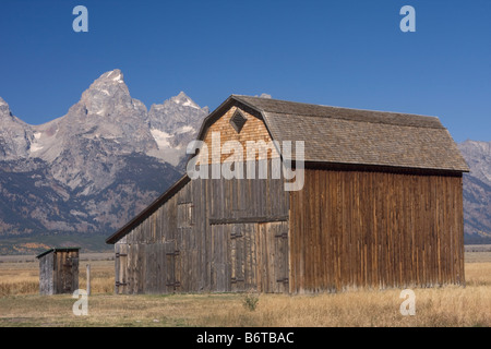 Grand Teton, überragt von einer Scheune entlang Mormone Zeile in Grand Teton Nationalpark, Wyoming Stockfoto