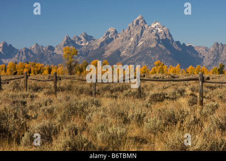 Grand Teton über einen Bock und Zaun in der Nähe von Dreieck X Ranch in Wyoming Grand Teton Nationalpark Stockfoto