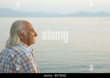 Mann, Blick auf das Meer Stockfoto