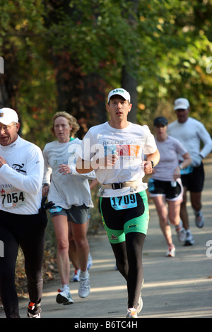 Läufer, die im Wettbewerb in Grand Rapids Michigan Marathon 2008 Stockfoto