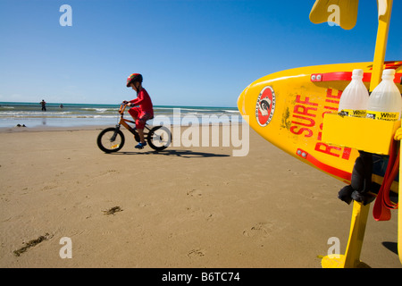 Die legendären gelben Surfski ist ein bekanntes Symbol Australiens Surf Lebensretter. Port Douglas, Queensland, Australien Stockfoto