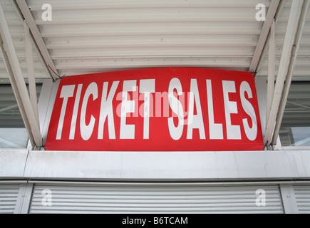 große rote Ticketverkauf unterzeichnen oben ein Fenster stand Stockfoto