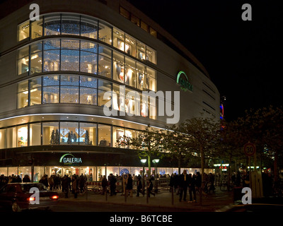 Massen von Menschen vor der Abteilung Speichern Kaufhof an der Hauptwache in der Frankfurter Innenstadt in Abenddämmerung Stockfoto