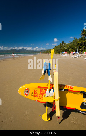 Die legendären gelben Surfski ist ein bekanntes Symbol Australiens Surf Lebensretter. Port Douglas, Queensland, Australien Stockfoto