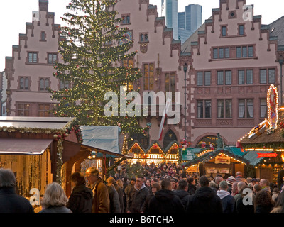 Weihnachtsmarkt mit Verkaufsstände für Lebkuchen Ingwer Brot und andere Süssigkeiten vor dem Rathaus Römer Stockfoto