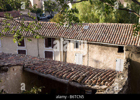 Altes Haus in der provenzalischen Stadt Pernes Les Fontaines, Luberon, Frankreich Stockfoto
