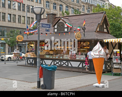 Verkaufsstand für Lebkuchen Ingwer Brot und andere Süssigkeiten in der Fußgängerzone in Rossmarkt in der Stadt Frankfurt Main Stockfoto