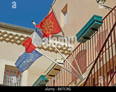 verschiedene Flaggen hängen eine Wand Flagge von Europa Frankreich und Aquitaine im Wind wehen Stockfoto