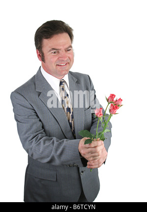 Ein hübscher Mann in einem Anzug bringt Rosen für sein date Stockfoto