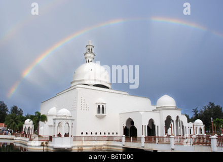 Regenbogen über Tengku Tengah Zaharah Moschee, im Volksmund auch bekannt als die schwimmende Moschee in Kuala Terengganu, Malaysia Stockfoto