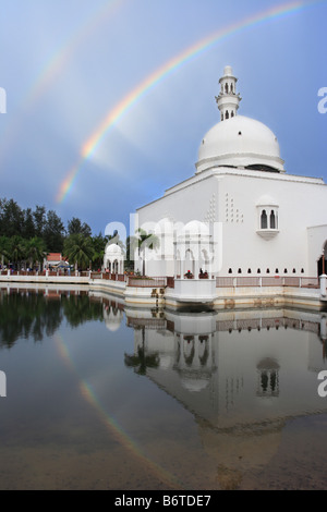 Regenbogen über Tengku Tengah Zaharah Moschee in Terengganu, Malaysia, im Volksmund auch bekannt als die schwimmende Moschee. Stockfoto