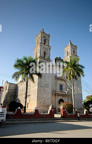 VALLADOLID, Mexiko - Die zentrale Kathedrale Nuestra Señora de la Asunción in Valladolid, Yucatan, Mexiko. Stockfoto