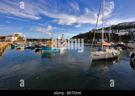 Boote vor Anker im Innenhafen in Mevagissey Cornwall Stockfoto