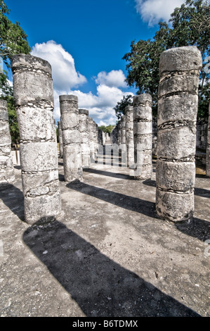 CHICHEN ITZA, Mexiko - Alte Maya-Ruinen in Chichen Itza, Yucatan, Mexiko. Chichen Itza befindet sich auf der Yucatan-Halbinsel in Mexiko und ist eine bedeutende archäologische Stätte, die die reiche Geschichte und fortgeschrittene wissenschaftliche Kenntnisse der alten Maya-Zivilisation zeigt. Sie ist vor allem bekannt für die Kukulkan Pyramide, oder „El Castillo“, eine vierseitige Struktur mit 91 Stufen auf jeder Seite, die in einem einzigen Schritt auf der Spitze gipfelt, um die 365 Tage des Sonnenjahres zu repräsentieren. Stockfoto
