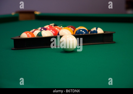 Farbe-Billard-Kugeln am grünen Tisch in Sport-bar Stockfoto