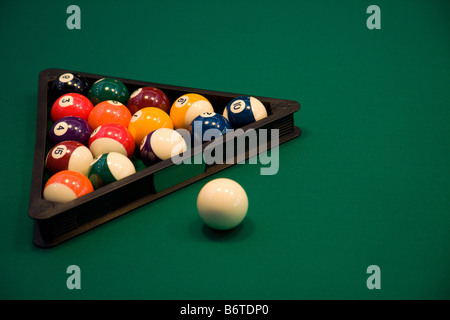 Farbe-Billard-Kugeln am grünen Tisch in Sport-bar Stockfoto