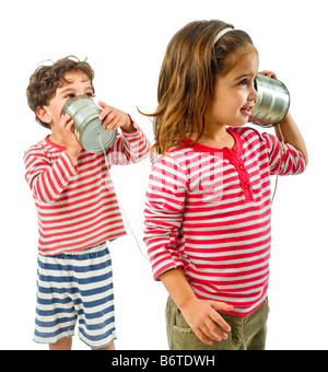 jungen und Mädchen telefonieren ein Zinn isoliert auf weiss Stockfoto