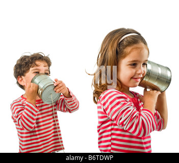 jungen und Mädchen telefonieren ein Zinn isoliert auf weiss Stockfoto