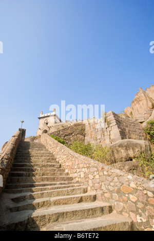 Niedrigen Winkel Ansicht eines Forts, Golconda Fort, Hyderabad, Andhra Pradesh, Indien Stockfoto