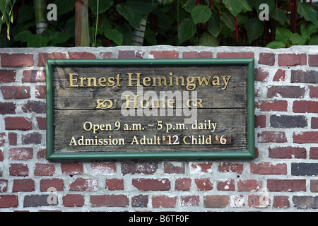 Willkommen Holzschild auf Ziegelmauer an Ernest Hemingway Haus in Key West Florida Stockfoto