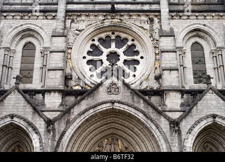 Detail der Westfassade des Saint Fin Barre Kathedrale, Cork, County Cork, Republik Irland, geweiht im Jahre 1870. Stockfoto