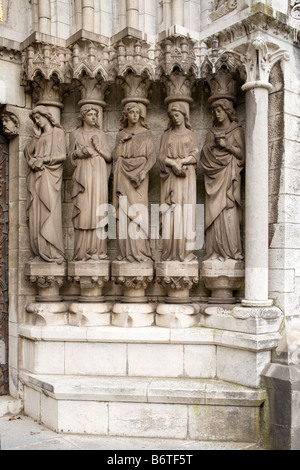 Statuen von den törichten Jungfrauen auf die Westfassade des Saint Fin Barre Kathedrale, Cork, Irland Stockfoto