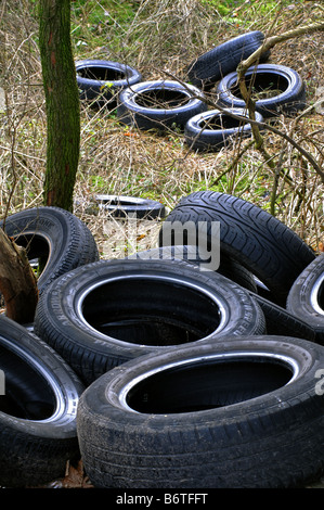 Alte Reifen fliegen kippte auf der A45 Straße Birmingham UK Stockfoto