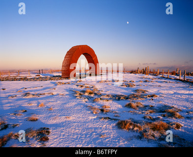 Schreitende Bögen in Landschaft Enviromental Künstlers Andy Goldsworthy einen Bogen Skulptur auf Colt Hill Glenhead Schottland UK Stockfoto